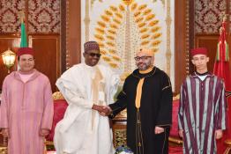 Image du Maroc Professionnelle de  Le Président de la République Fédérale du Nigéria, Muhammadu Buhari ainsi que Sa Majesté le Roi Mohammed VI, accompagné du Prince Héritier Moulay El Hassan et du Prince Moulay Rachid, pose aux photographes avant les entretiens en tête-à-tête au Palais Royal de Rabat, le dimanche 10 juin 2018. Buhari effectue sa première visite officielle au Maroc. (Photo/ SPPR) via Jalilbounhar.com 